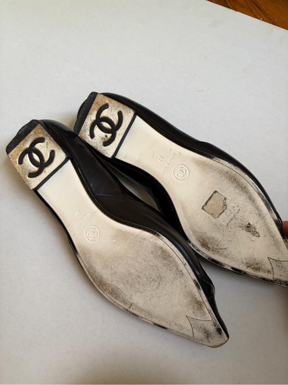 Chanel Lagerfeld Era Collar-Pin Flats with CC Logo Flats - Picture 7 of 7